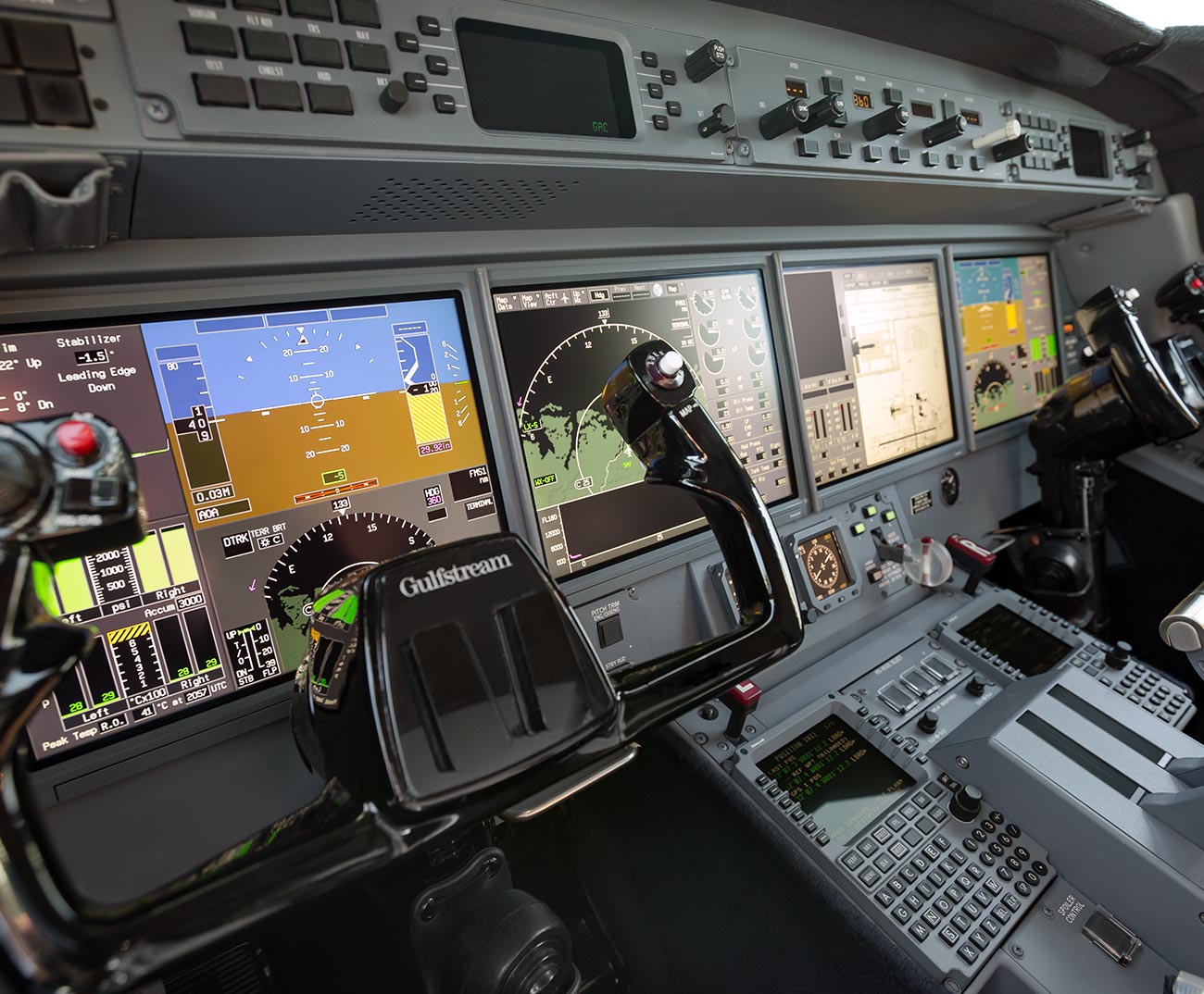 Details of the G550 flight deck