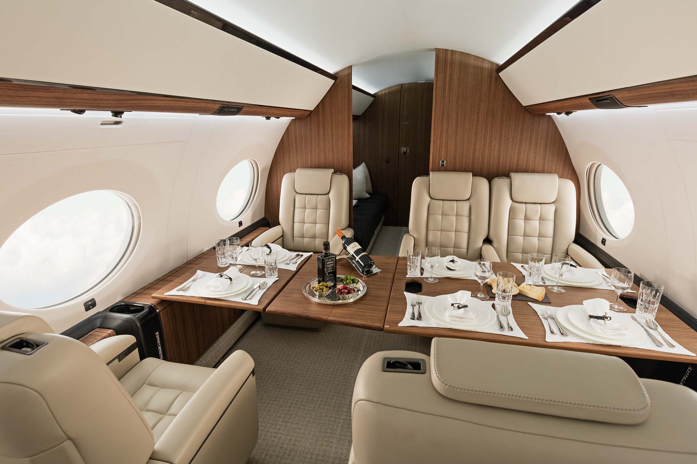 G650ER Interior Conference Seating