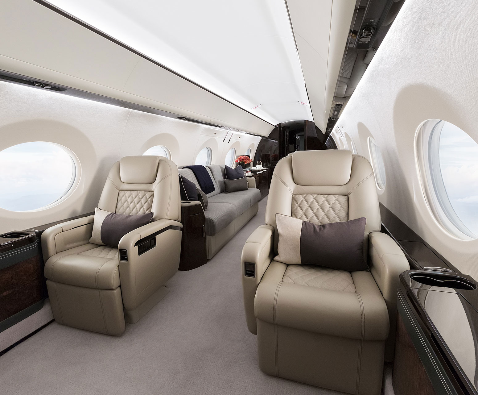 G500 interior aisle with leather seats